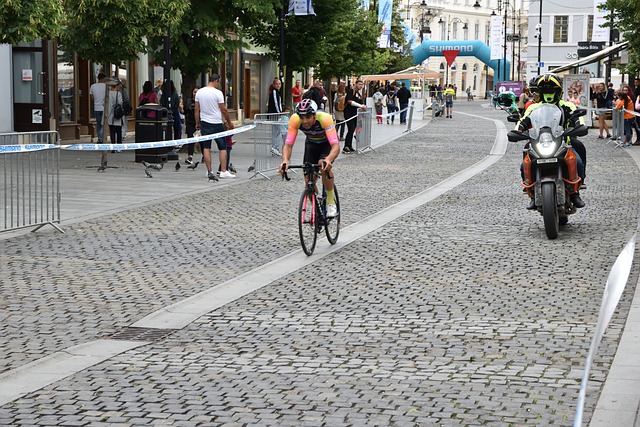 并且帮助他 并且帮助他